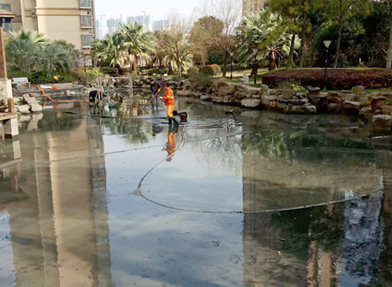 阿拉山口景观池淤泥清理