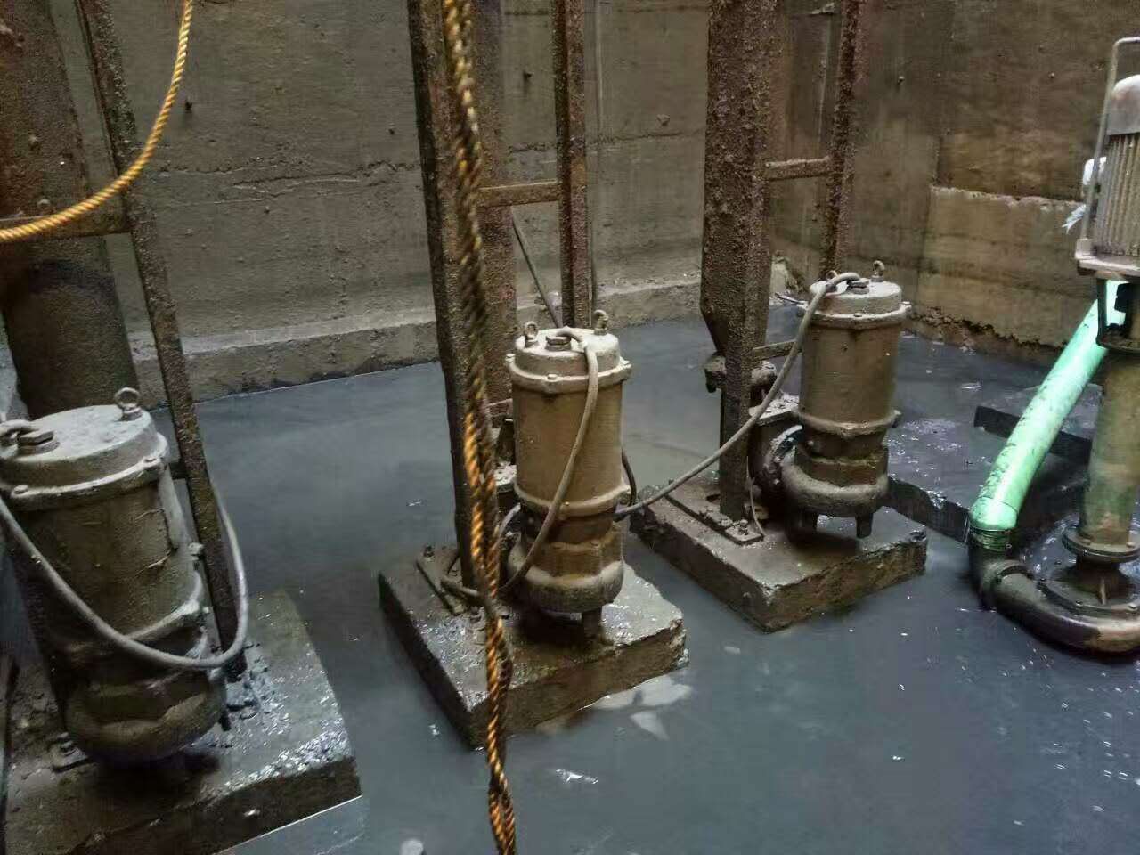 阿拉山口污水池清理